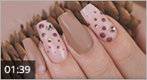 Art des ongles tendance : "Casual Dots" (points décontractés)